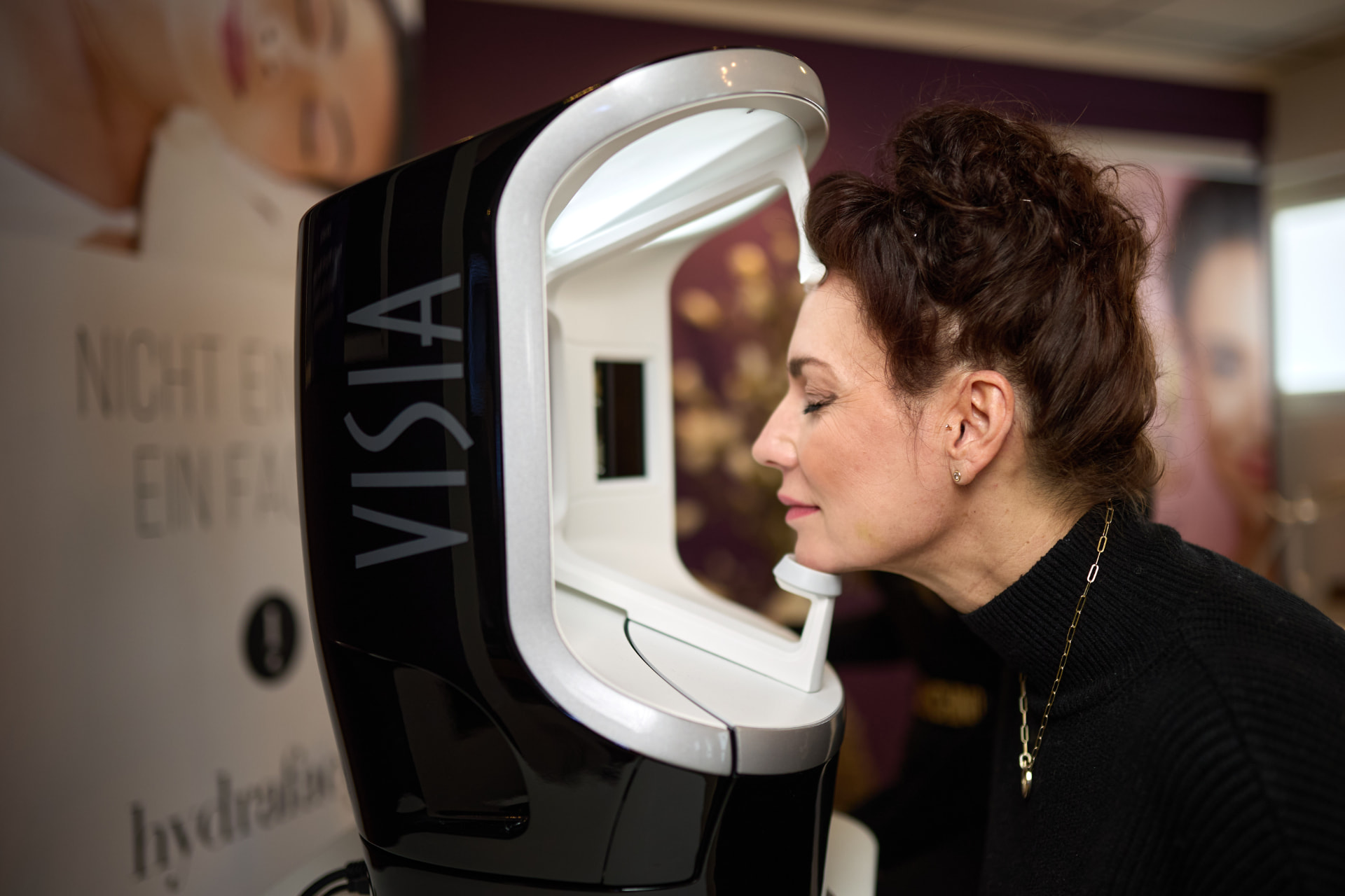 Kundin bei der VISIA® 3D Hautanalyse im Studio