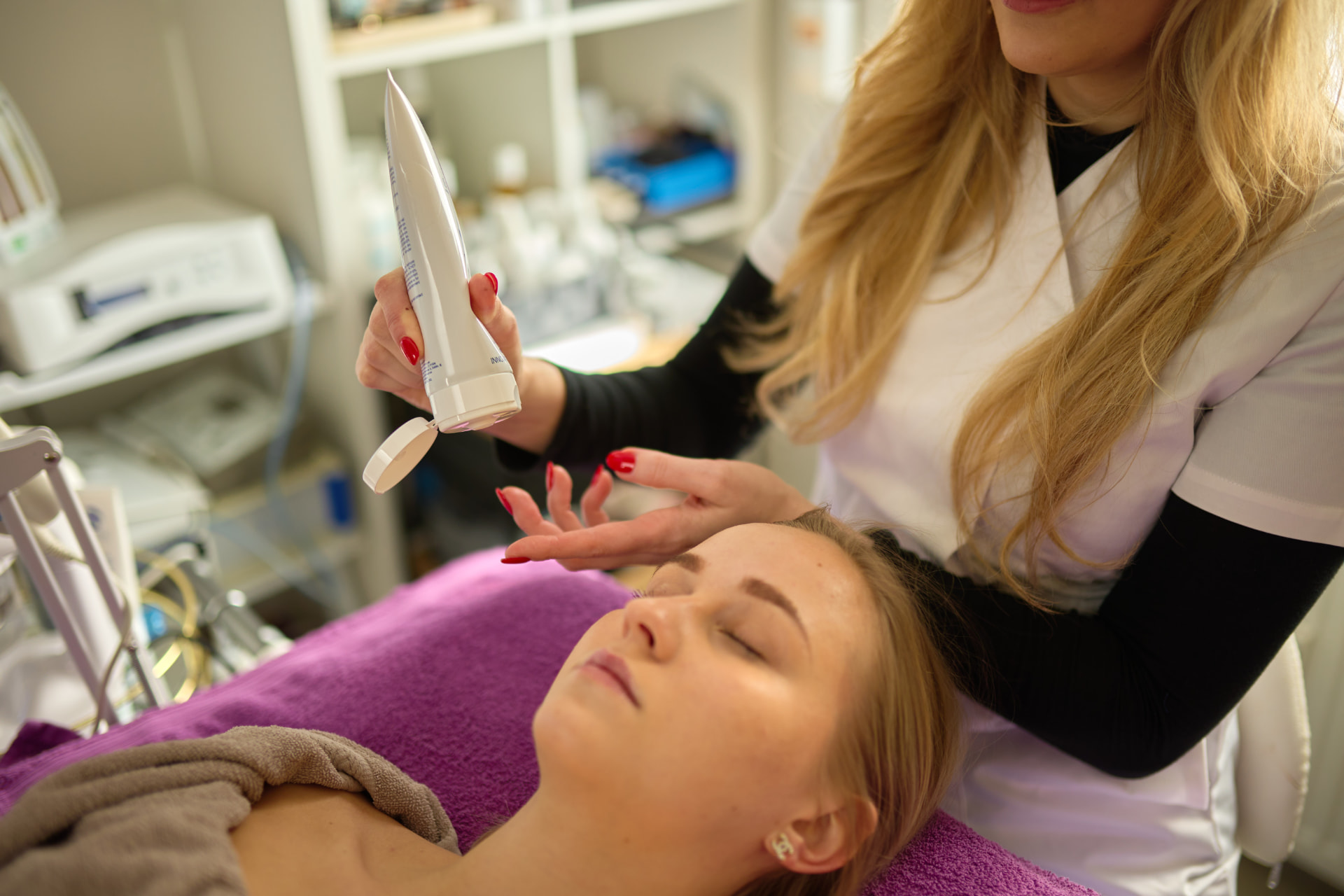 Kundin bei einem Circadia Facial im Studio