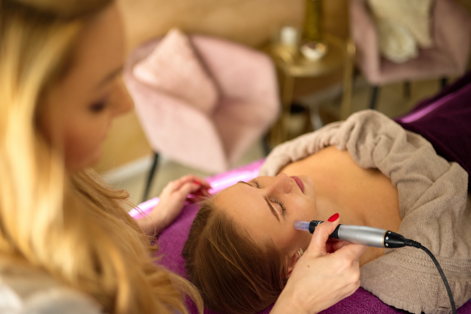Jasmin beim Microneedling mit Präzisionsstift an der Schläfe einer Kundin
